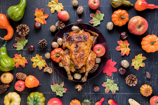 Gebratenes Huhn zwischen Gemüse und Früchten