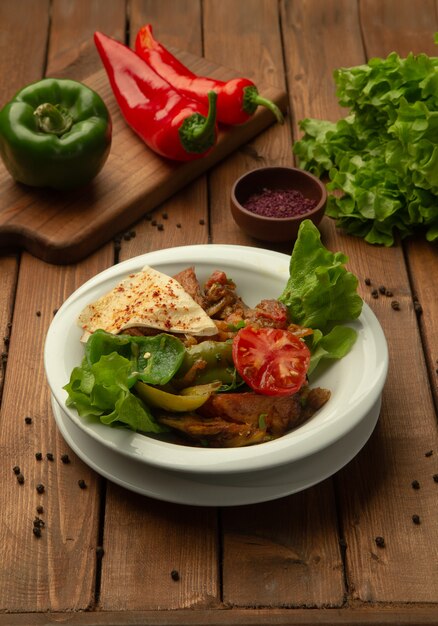 Gebratenes Lammfleisch mit Paprika und Tomate