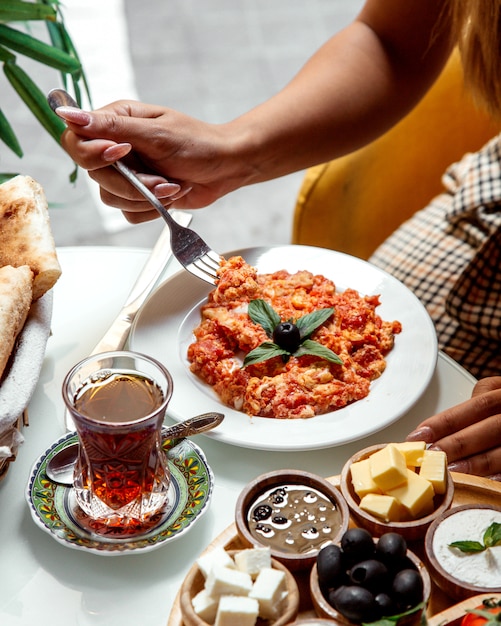 Kostenloses Foto gebratenes omelett mit tomate und schwarzem tee