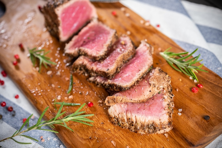 Kostenlose Foto gebratenes rinderfilet mit rosmarin und pfeffer abschneiden