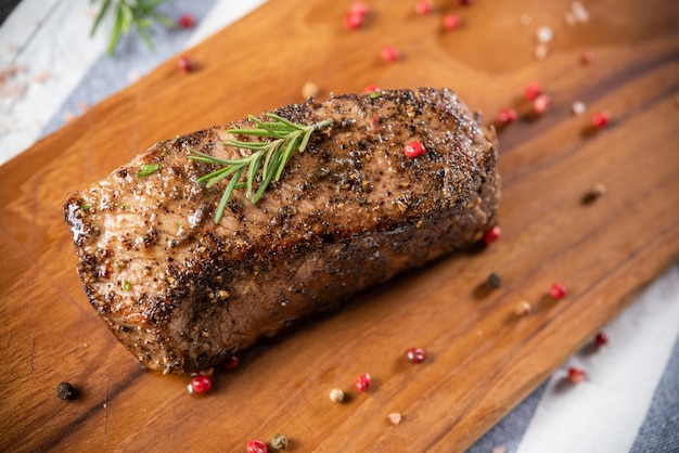 Gebratenes Rinderfilet mit Rosmarin und Pfeffer