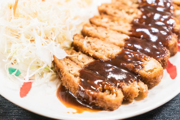 Gebratenes Schweinefleisch mit süßer Sauce