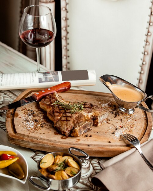 Gebratenes Steak mit Sauce und Rotwein
