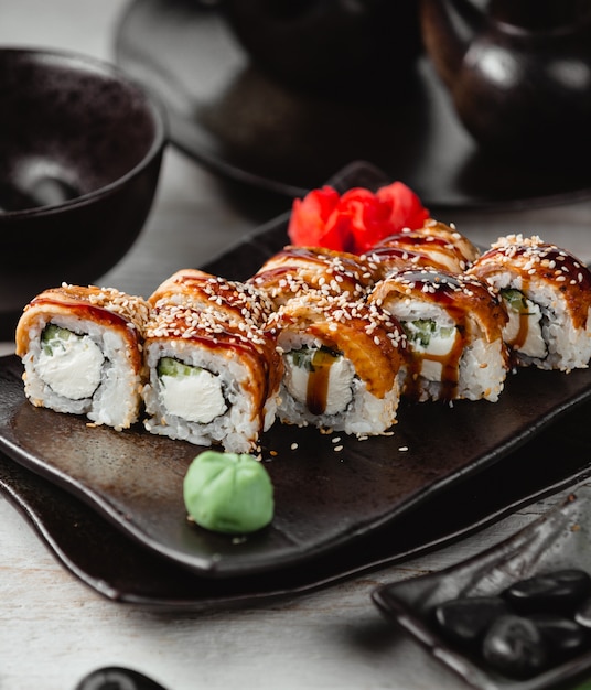 Gebratenes Sushi mit Fisch, Reis, Ingwer und Wasabi