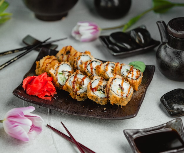 Gebratenes Sushi mit Ingwer und Wasabi