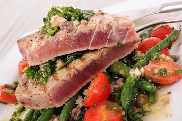 Gebratenes Thunfischsteak mit grünen Bohnen und Kirschtomaten