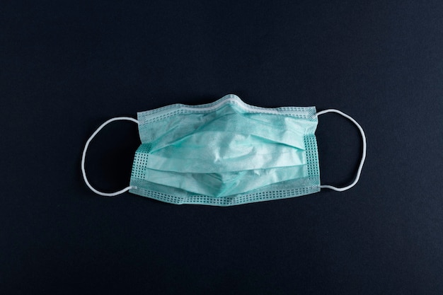 Kostenloses Foto gebrauchte medizinische maske während der coronavirus-pandemie