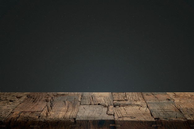 Gebrochene Holz mit einem dunklen Hintergrund