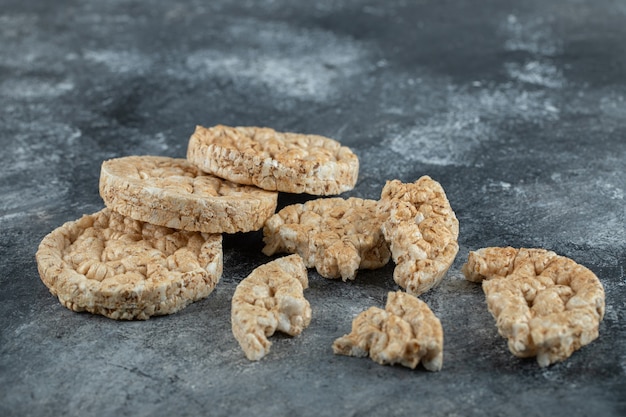 Kostenloses Foto gebrochene knäckebrotscheiben auf marmoroberfläche