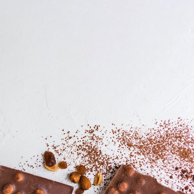 Gebrochene Nuss und Schokolade mit Kakao anheben
