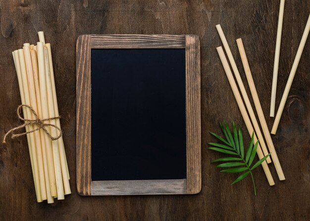 Kostenloses Foto gebundene bambus-bio-strohhalme kopieren raumtafelrahmen