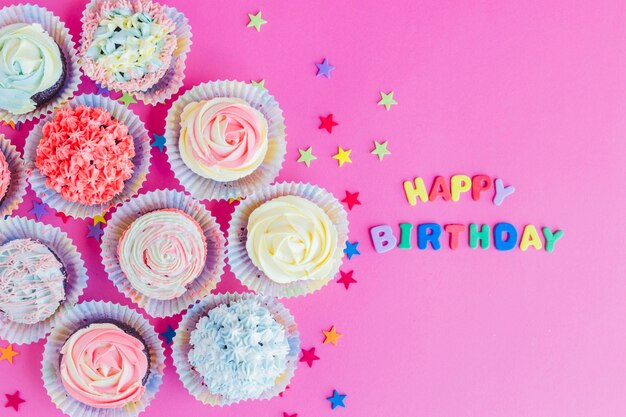 Geburtstags-Cupcakes im Arrangement
