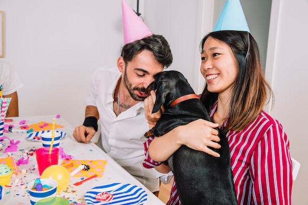 Geburtstagsfeier mit hund  Kostenlose Foto