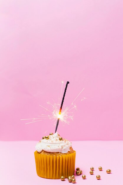 Geburtstagskleiner kuchen mit rosa Hintergrund