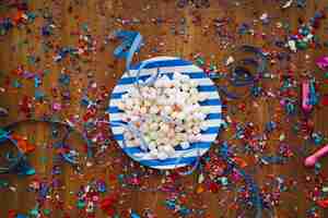 Kostenloses Foto geburtstagskonzept mit konfetti und süßigkeiten