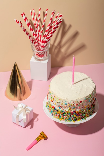 Geburtstagskonzept mit Kuchen und Hut