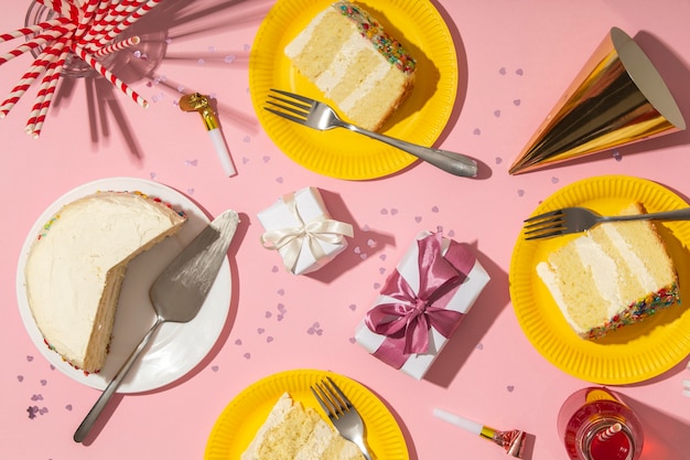 Geburtstagskonzept mit leckerem Kuchen Draufsicht