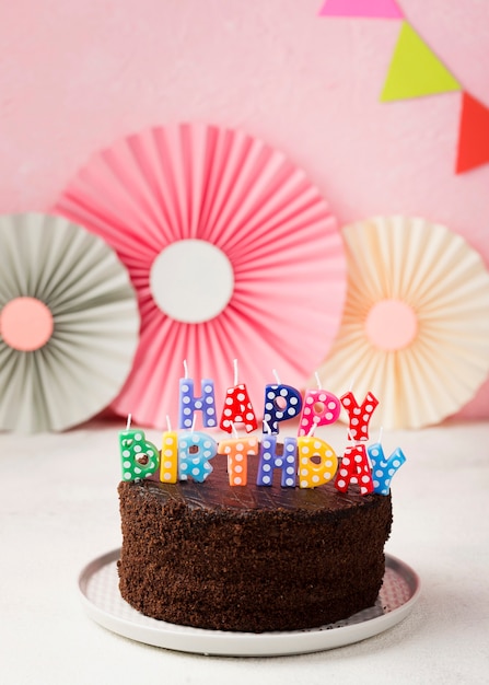 Geburtstagskonzept mit Schokoladenkuchen und Verzierungen