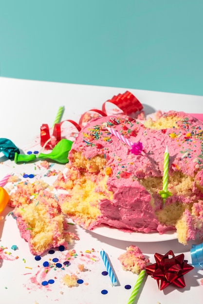 Geburtstagskonzept mit zertrümmertem Kuchen