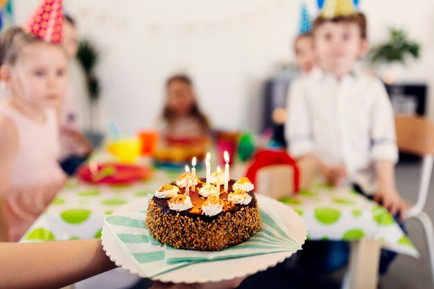 Geburtstagskuchen mit Kindern auf Hintergrund