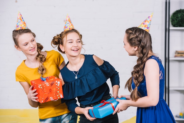 Geburtstagsmädchen, das zu Hause die Geschenkbox von ihren Freunden empfängt