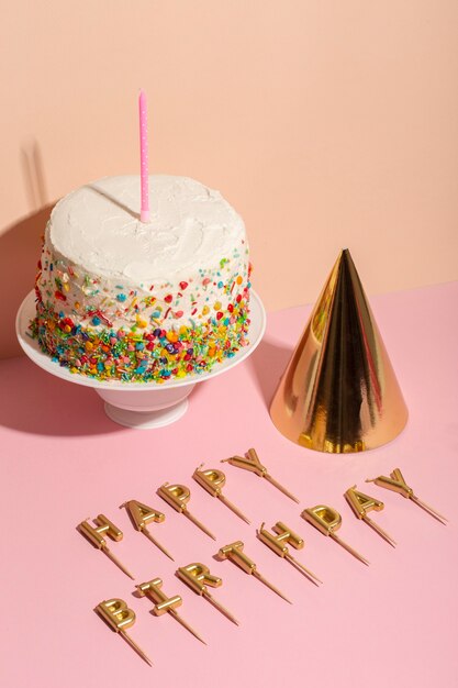 Geburtstagstorte und Kerzen mit hohem Winkel