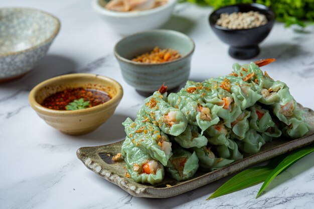 Gedämpfte Garnelen Wontons Dim Sum mit Rohstoffen.