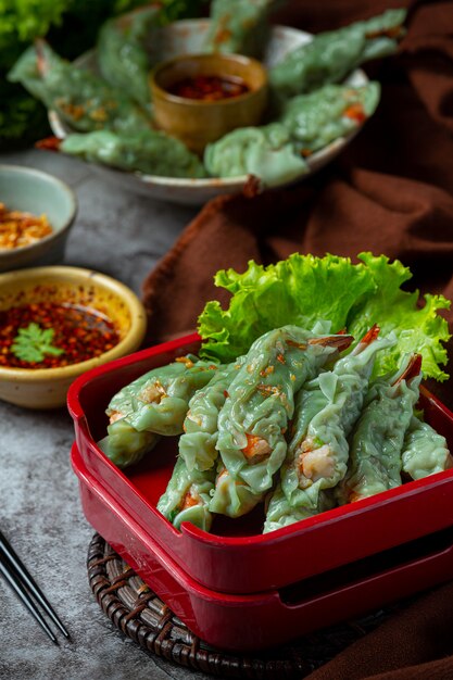 Gedämpfte Garnelen Wontons Dim Sum mit Rohstoffen.