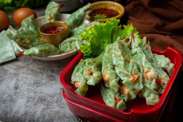 Gedämpfte Garnelen Wontons Dim Sum mit Rohstoffen.