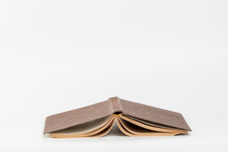 Kostenlose Foto gedrehtes buch der vorderansicht mit weißem hintergrund