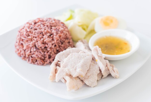 Gedünstetes Schweinefleisch mit würziger Sauce und Zitrone mit Beerenreis