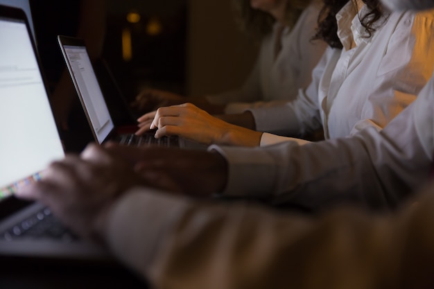 Geernteter Schuss von den Geschäftsleuten, die mit Laptops arbeiten