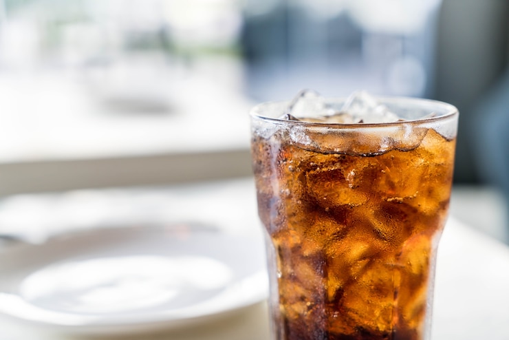 Kostenlose Foto gefrorene cola auf dem tisch