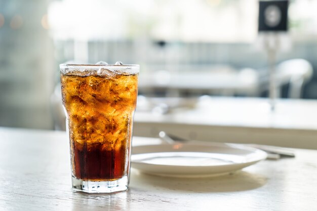 Gefrorene Cola auf dem Tisch