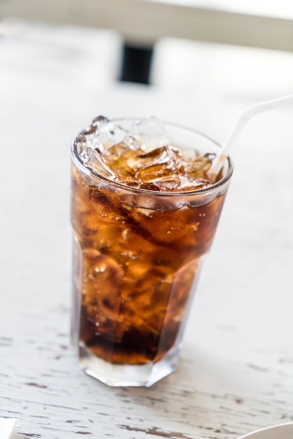 gefrorene Cola auf dem Tisch