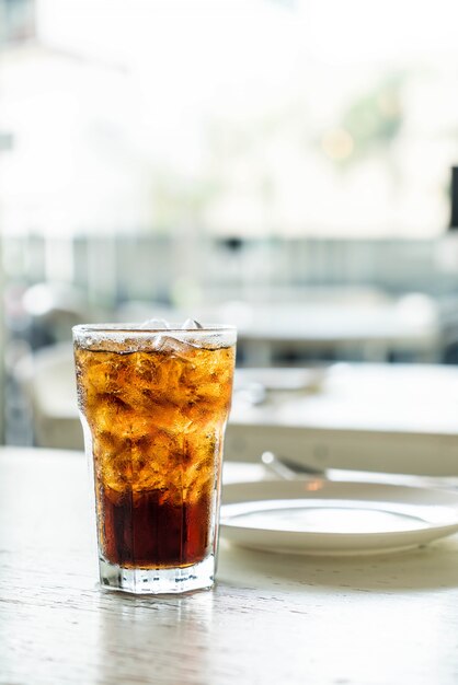 gefrorene Cola auf dem Tisch