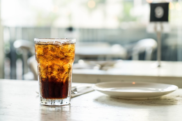 gefrorene Cola auf dem Tisch