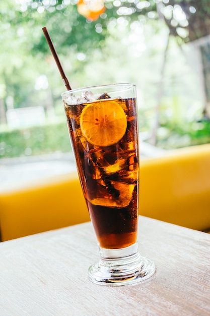 Gefrorene Cola trinken im Glas