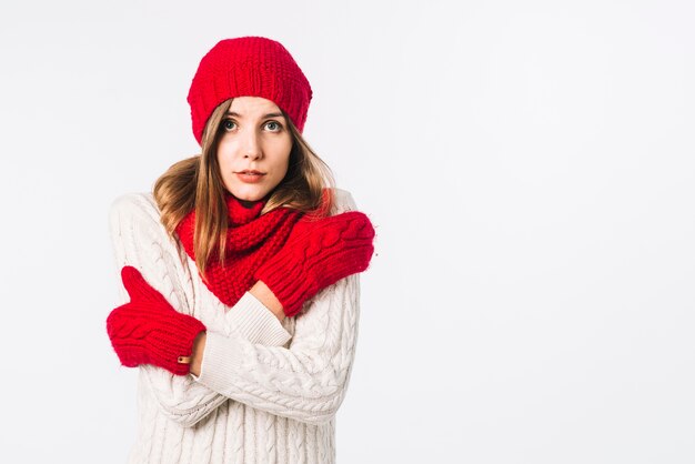 Gefrorene Frau in der hellen Strickjacke