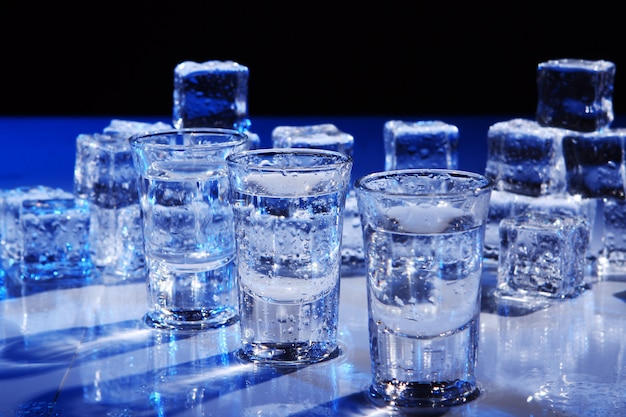 Gefrorene Gläser mit kaltem Alocholgetränk