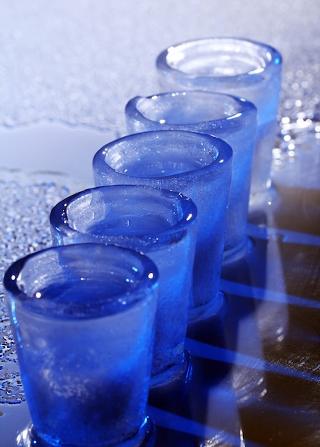 Kostenloses Foto gefrorene gläser mit kaltem alocholgetränk