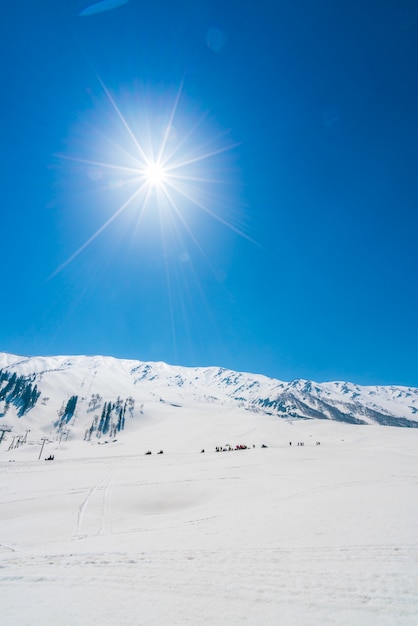 Gefrorene Winterumgebung blau im Freien