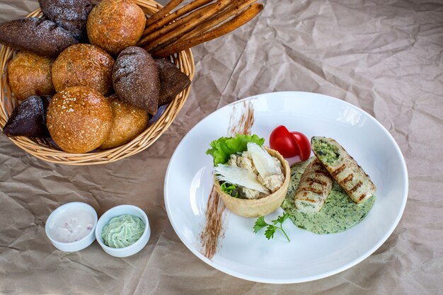 Gefüllte Hähnchenbrustfinger mit Kräutersauce, dazu Reis und Brot