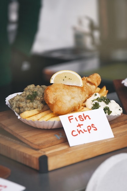 Gefüllte Hähnchenfilet mit französisch frites