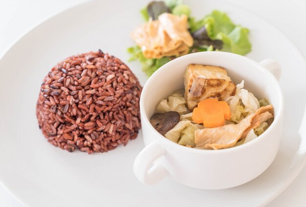 Gefüllte Kohlsuppe mit Beerenreis und Tofu