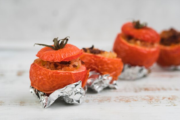 Kostenloses Foto gefüllte tomaten mit hohem winkel