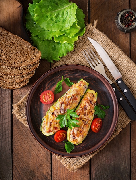 Gefüllte Zucchini mit Hühnchen, Tomaten und Zwiebeln mit Käsekruste