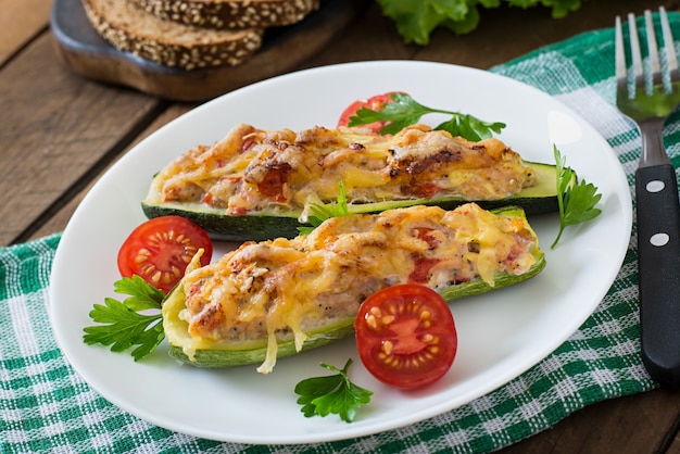 Gefüllte Zucchini mit Hühnchen, Tomaten und Zwiebeln mit Käsekruste