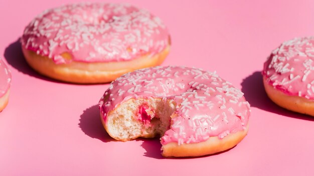 Gegessene Schaumgummiringe auf rosa Hintergrund