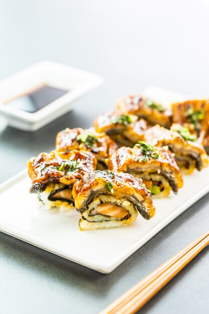 Gegrillte Aal- oder Unagi-Fisch-Sushi-Maki-Rolle mit süßer Soße